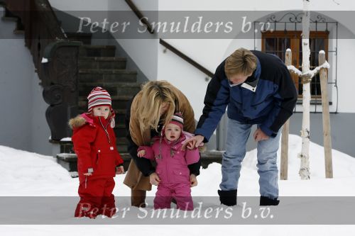 Lech 11 februari 2007
Maxima Prins Willem Alexander Amalia Alexia Koningin Beatrix Prins Constantijn Prinses Laurentien met Prinses Eloise Prins Claus Cazimir en Eleonore op vakatie in Lech.