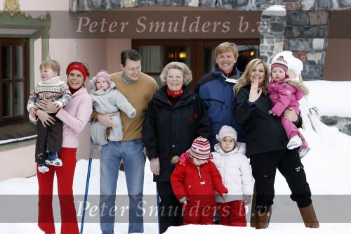 Lech 11 februari 2007
Maxima Prins Willem Alexander Amalia Alexia Koningin Beatrix Prins Constantijn Prinses Laurentien met Prinses Eloise Prins Claus Cazimir en Eleonore op vakatie in Lech.