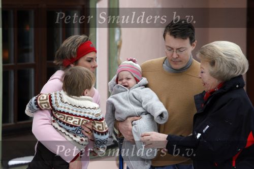 Lech 11 februari 2007
Maxima Prins Willem Alexander Amalia Alexia Koningin Beatrix Prins Constantijn Prinses Laurentien met Prinses Eloise Prins Claus Cazimir en Eleonore op vakatie in Lech.