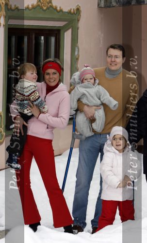 Lech 11 februari 2007
Maxima Prins Willem Alexander Amalia Alexia Koningin Beatrix Prins Constantijn Prinses Laurentien met Prinses Eloise Prins Claus Cazimir en Eleonore op vakatie in Lech.
