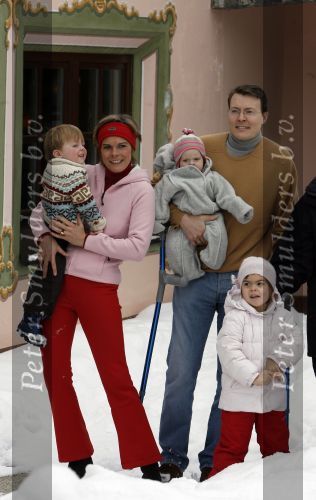 Lech 11 februari 2007
Maxima Prins Willem Alexander Amalia Alexia Koningin Beatrix Prins Constantijn Prinses Laurentien met Prinses Eloise Prins Claus Cazimir en Eleonore op vakatie in Lech.