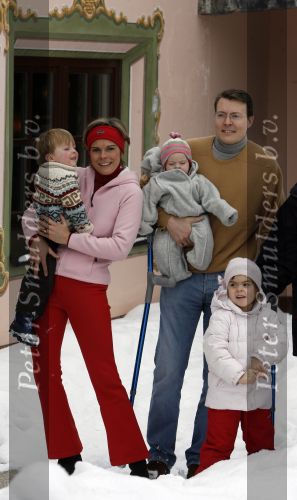 Lech 11 februari 2007
Maxima Prins Willem Alexander Amalia Alexia Koningin Beatrix Prins Constantijn Prinses Laurentien met Prinses Eloise Prins Claus Cazimir en Eleonore op vakatie in Lech.
