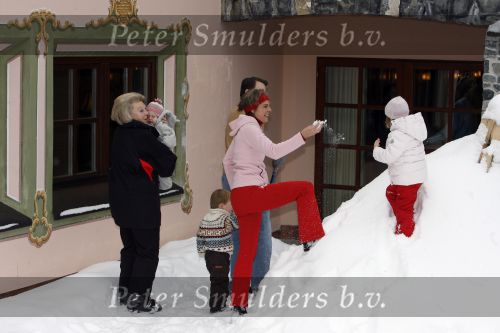 Lech 11 februari 2007
Maxima Prins Willem Alexander Amalia Alexia Koningin Beatrix Prins Constantijn Prinses Laurentien met Prinses Eloise Prins Claus Cazimir en Eleonore op vakatie in Lech.
peter Smulders bv