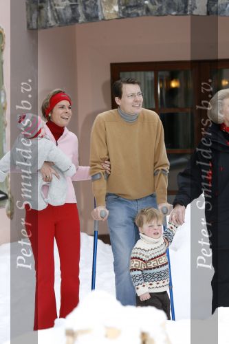 Lech 11 februari 2007
Maxima Prins Willem Alexander Amalia Alexia Koningin Beatrix Prins Constantijn Prinses Laurentien met Prinses Eloise Prins Claus Cazimir en Eleonore op vakatie in Lech.