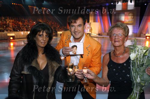 Hilversum 23 februari 2007
Presentatie  cd Gerard Joling . De moeder van Gerard reikt de cd uit op schaatsen. Rachel Hazes.
