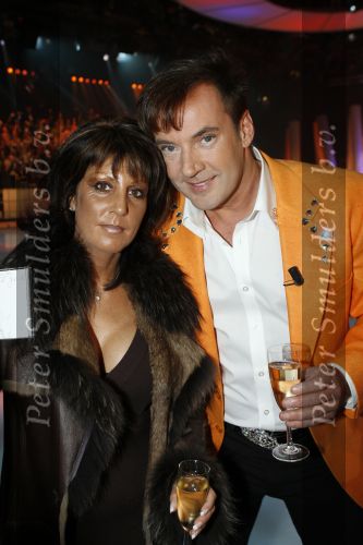 Hilversum 23 februari 2007
Presentatie  cd Gerard Joling . De moeder van Gerard reikt de cd uit op schaatsen. Rachel Hazes en  Gerard