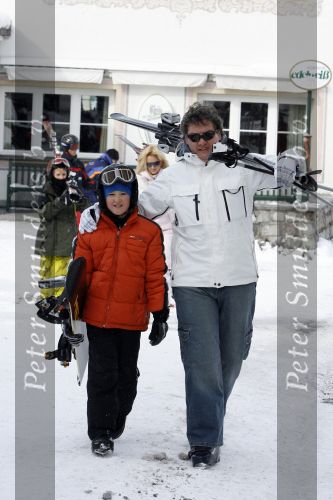 Zurs 27 februari 2007
Rene Froger en natasja op wintersport met hun zoons Diedier en maxim.