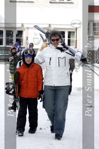 Zurs 27 februari 2007
Rene Froger en natasja op wintersport met hun zoons Diedier en maxim.