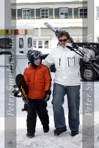 Zurs 27 februari 2007
Rene Froger en natasja op wintersport met hun zoons Diedier en maxim.