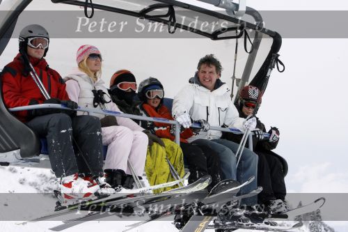Zurs 27 februari 2007
Rene Froger en natasja op wintersport met hun zoons Diedier en maxim.