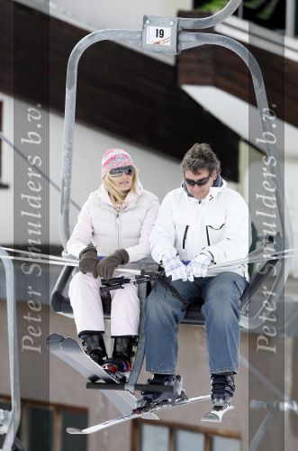 Zurs 27 februari 2007
Rene Froger en natasja op wintersport met hun zoons Diedier en maxim.