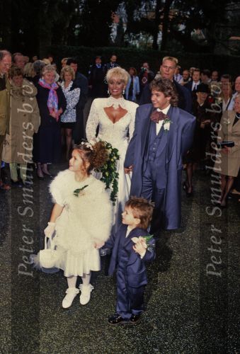 31 December 1991
Rene Froger trouwt voor de eerste maal met Natasja Froger
Hier op de foto met zijn kinderen uit zijn eerste huwelijk