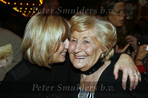 Amsterdam 6 februari 2007
Willeke Alberti tijdens laatste show in Carre. Willeke krijgt hoge onderscheiding van de stad Amsterdam. Willeke met moeder Ria Alberti
