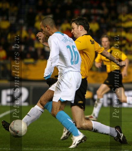 Breda, 28 Februari 2007
NAC-PSV, eindstand 3-0 Wedstrijd KNVB-beker 1/4 finale Seizoen 2006/2007
Rob Penders in duel met Diego Tardelli