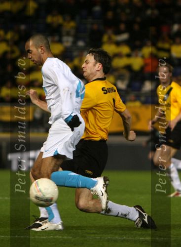 Breda, 28 Februari 2007
NAC-PSV, eindstand 3-0 Wedstrijd KNVB-beker 1/4 finale Seizoen 2006/2007
Rob Penders in duel met Diego Tardelli