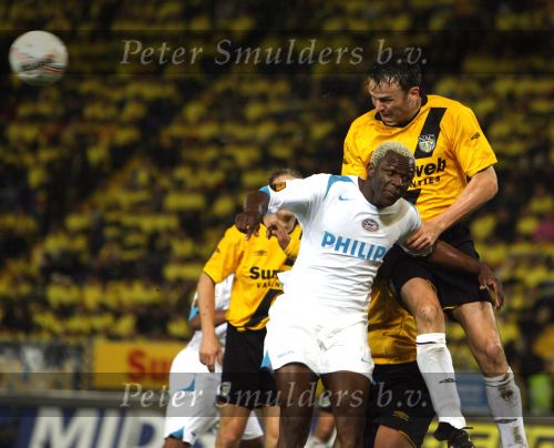 Breda, 28 Februari 2007
NAC-PSV, eindstand 3-0 Wedstrijd KNVB-beker 1/4 finale Seizoen 2006/2007
Rob Penders in duel met Arouna Kone
