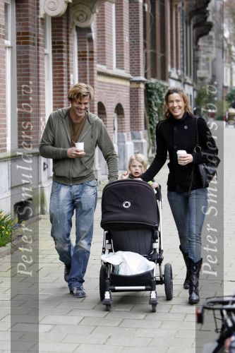 Amsterdam 17 maart 2007
Mark v d Loo me Robine v d Meer en hun dochter en zoontje aan het wandelen.
Peter Smulders bv