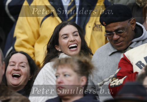 Eindhoven, 18 Maart 2007
Bij de wedstrijd PSV-AJAX met een eindstand van 1-5 op de tribune de vriendin van Patrick Kluivert, Rosanna Lima met haar moeder en de vader van Patrick, Kenneth Kluivert.
