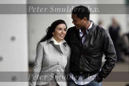 Schiphol 23 maart 2007
Patrick Kluivert en zijn zwangere vriendin Rossana Lima op schiphol .