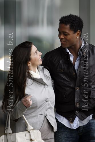 Schiphol 23 maart 2007
Patrick Kluivert en zijn zwangere vriendin Rossana Lima op schiphol .