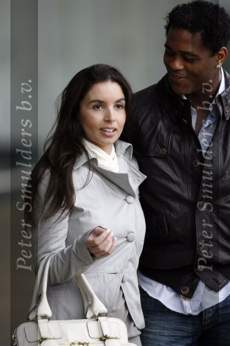 Schiphol 23 maart 2007
Patrick Kluivert en zijn zwangere vriendin Rossana Lima op schiphol .