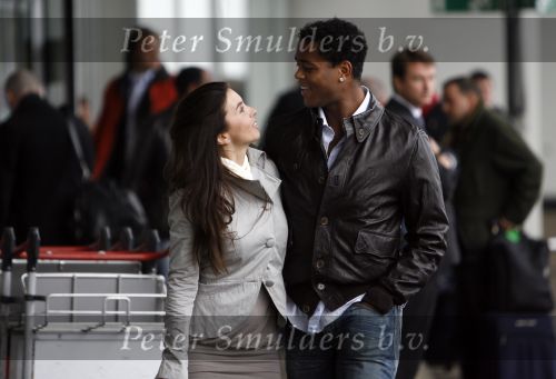 Schiphol 23 maart 2007
Patrick Kluivert en zijn zwangere vriendin Rossana Lima op schiphol .
