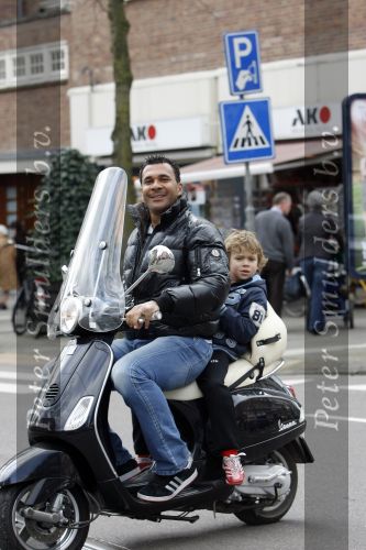 Amsterdam 14 maart 2007
Ruud Gullit met Maxime op Vespa scooter.