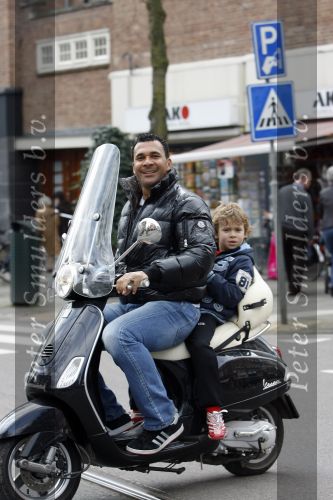 Amsterdam 14 maart 2007
Ruud Gullit met Maxime op Vespa scooter.