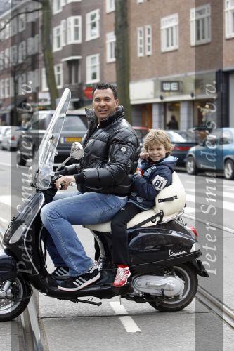 Amsterdam 14 maart 2007
Ruud Gullit met Maxime op Vespa scooter.