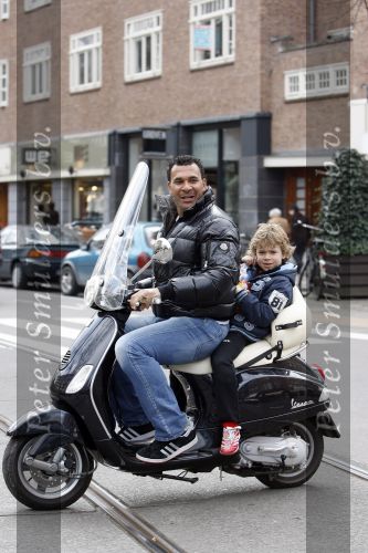 Amsterdam 14 maart 2007
Ruud Gullit met Maxime op Vespa scooter.