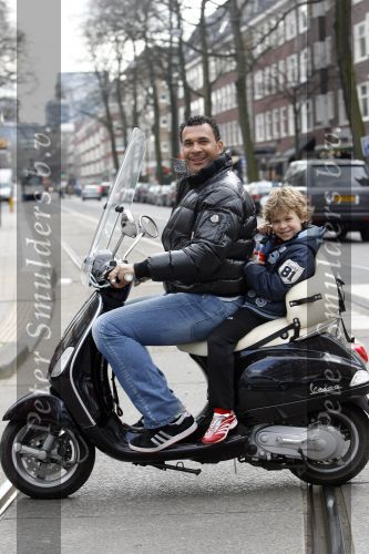 Amsterdam 14 maart 2007
Ruud Gullit met Maxime op Vespa scooter.