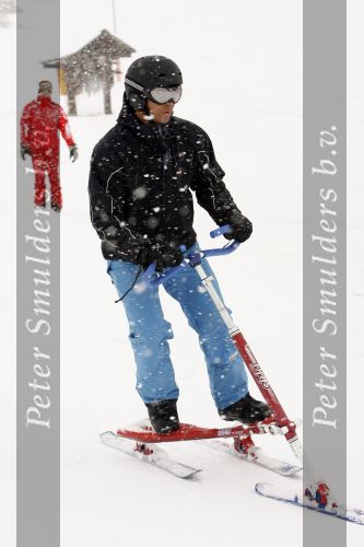 Fiss 26 februari 2007
Ruud Gullit en Marco Borsato op speciale ski\'s. Trikke skki. De Trikke skki is in america een enorme rage en Marco en Ruud probeerden hem uit.