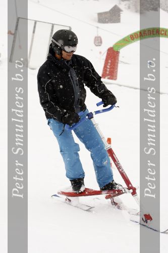 Fiss 26 februari 2007
Ruud Gullit en Marco Borsato op speciale ski\'s. Trikke skki. De Trikke skki is in america een enorme rage en Marco en Ruud probeerden hem uit.