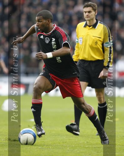 Eindhoven, 18 Maart 2007 Kompetitiewedstrijd PSV-AJAX, eindstand 1-5 Seizoen 2006/2007
Ryan Babel in duel met Ibrahim Afellay