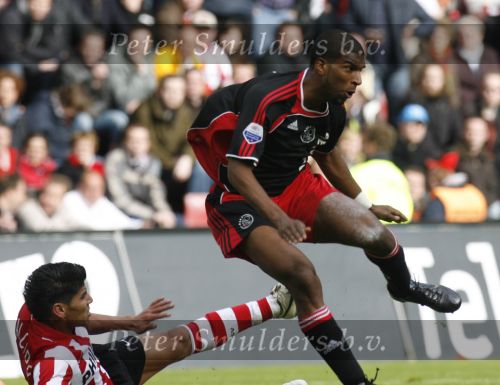 Eindhoven, 18 Maart 2007 Kompetitiewedstrijd PSV-AJAX, eindstand 1-5 Seizoen 2006/2007
Ryan Babel in duel met Carlos Salcido