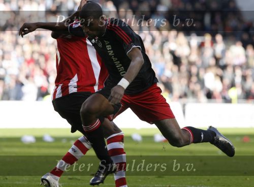 Eindhoven, 18 Maart 2007 Kompetitiewedstrijd PSV-AJAX, eindstand 1-5 Seizoen 2006/2007
Ryan Babel in duel met Eduardo Alcides