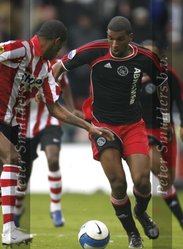 Eindhoven, 18 Maart 2007 Kompetitiewedstrijd PSV-AJAX, eindstand 1-5 Seizoen 2006/2007
Ryan Babel in duel met Eduardo Alcides