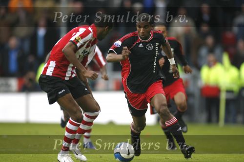 Eindhoven, 18 Maart 2007 Kompetitiewedstrijd PSV-AJAX, eindstand 1-5 Seizoen 2006/2007
Ryan Babel in duel met Eduardo Alcides