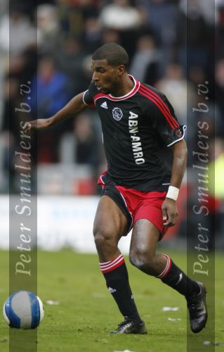 Eindhoven, 18 Maart 2007 Kompetitiewedstrijd PSV-AJAX, eindstand 1-5 Seizoen 2006/2007
Ryan Babel in duel met Ibrahim Afellay