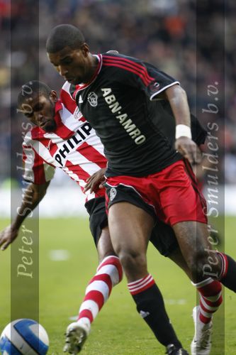 Eindhoven, 18 Maart 2007 Kompetitiewedstrijd PSV-AJAX, eindstand 1-5 Seizoen 2006/2007
Ryan Babel wordt op de huid gezeten door Eduardo Alcides