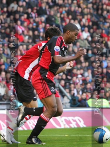 Eindhoven, 18 Maart 2007 Kompetitiewedstrijd PSV-AJAX, eindstand 1-5 Seizoen 2006/2007
Ryan Babel in duel met Ibrahim Afellay