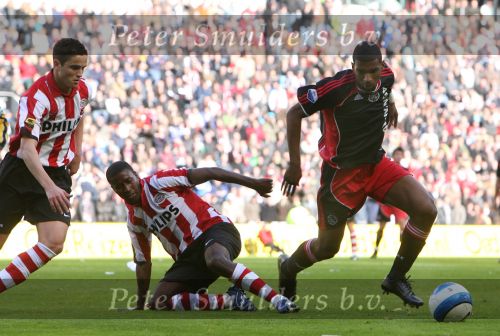 Eindhoven, 18 Maart 2007 Kompetitiewedstrijd PSV-AJAX, eindstand 1-5 Seizoen 2006/2007
Ryan Babel in duel met Ibrahim Afellay