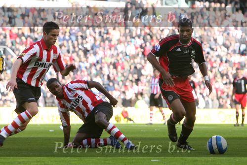 Eindhoven, 18 Maart 2007 Kompetitiewedstrijd PSV-AJAX, eindstand 1-5 Seizoen 2006/2007
Ryan Babel in duel met Ibrahim Afellay