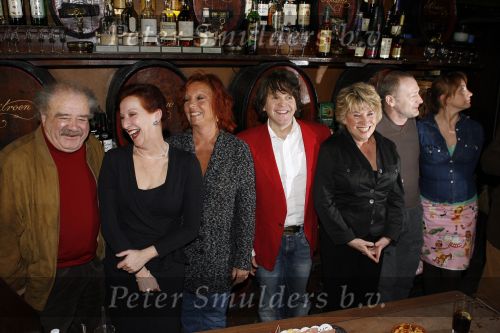 Amsterdam 5 maart 2007
Presentatie dvd van t Schaep met de 5 poten in cafe Hoppe. Marc Marie Huijbregts Eli Asser Loes Luca Carry Tefsen Jenny Arean en Laus Steenbeke en Ton Verlind zijn aanwezig.
