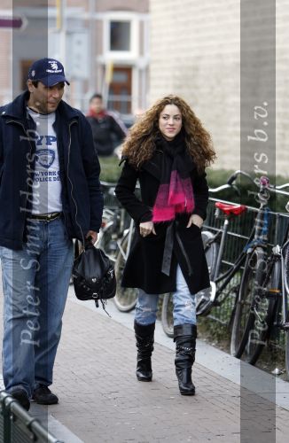 Amsterdam 16 maart 2007
Shakira met haar broer bij het van Gogh museum in Amsterdam.