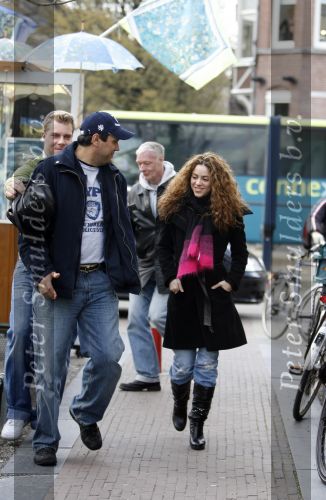 Amsterdam 16 maart 2007
Shakira met haar broer bij het van Gogh museum in Amsterdam.