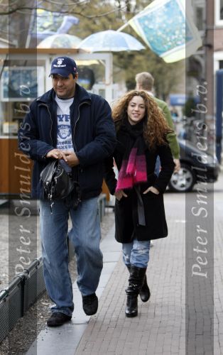 Amsterdam 16 maart 2007
Shakira met haar broer bij het van Gogh museum in Amsterdam.