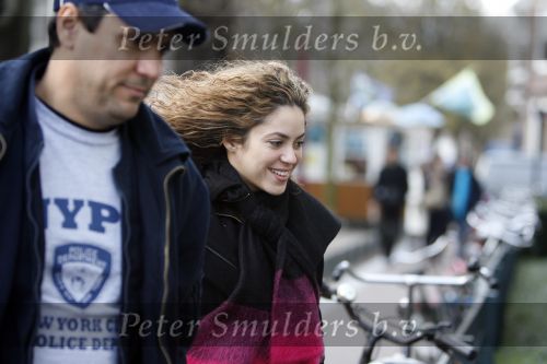 Amsterdam 16 maart 2007
Shakira met haar broer bij het van Gogh museum in Amsterdam.