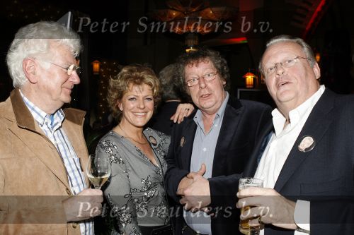 Amsterdam 19 februari 2007
Andre v Duin viert zijn 60e verjaardag in het american hotel. Heel bekend nederland was aanwezig. Simone Kleinsma met ....