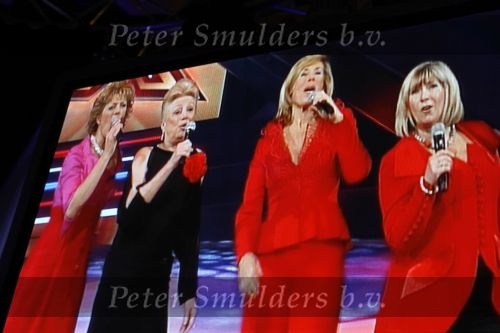 Amsterdam 19 februari 2007
Andre v Duin viert zijn 60e verjaardag in het american hotel. Heel bekend nederland was aanwezig. Joop v d Ende Willeke Alberti Hennie Huisman Rene Froger Simone Kleinsma Corrie v Gorp en Joke Bruijs bij opnames X factor